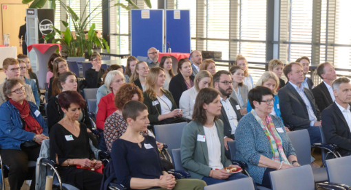 Zuhörende beim Dialogforum in Frankfurt Zuhörende beim Dialogforum in Frankfurt